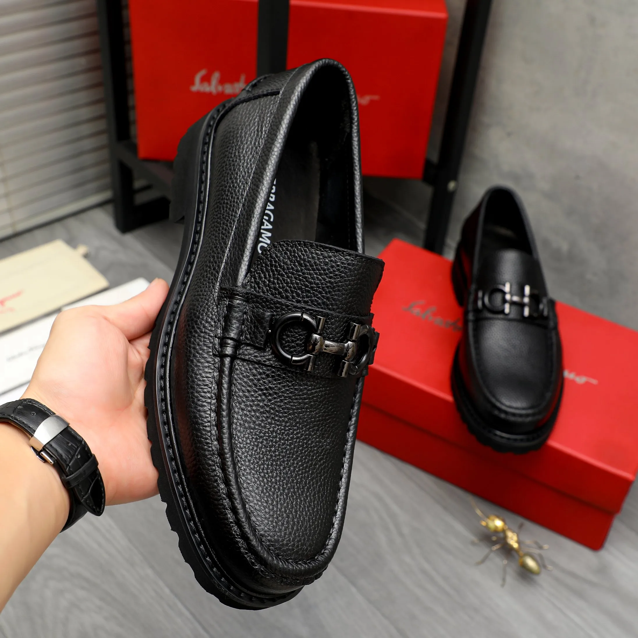 Men's shoes 💰442 Product trademark: Ferragamo "Ferragamo" business formal leather shoes Regular size: 38-46 (45.46 is custom-made and non-returnable) Product materials: Selected pebbled cowhide upper, cowhide lining, non-slip rubber outsole